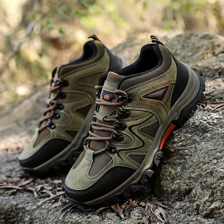 Stefan buty trekkingowe khaki w terenie